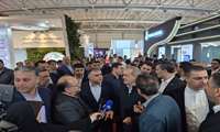 رئیس‌جمهوری در حال بازدید از نمایشگاه نفت