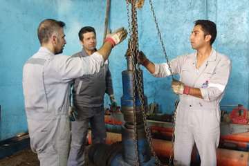 تعمیر شیر فوران‌گیر در منطقه عملیاتی چشمه‌خوش