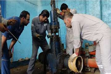 تعمیر شیر فوران‌گیر در منطقه عملیاتی چشمه‌خوش